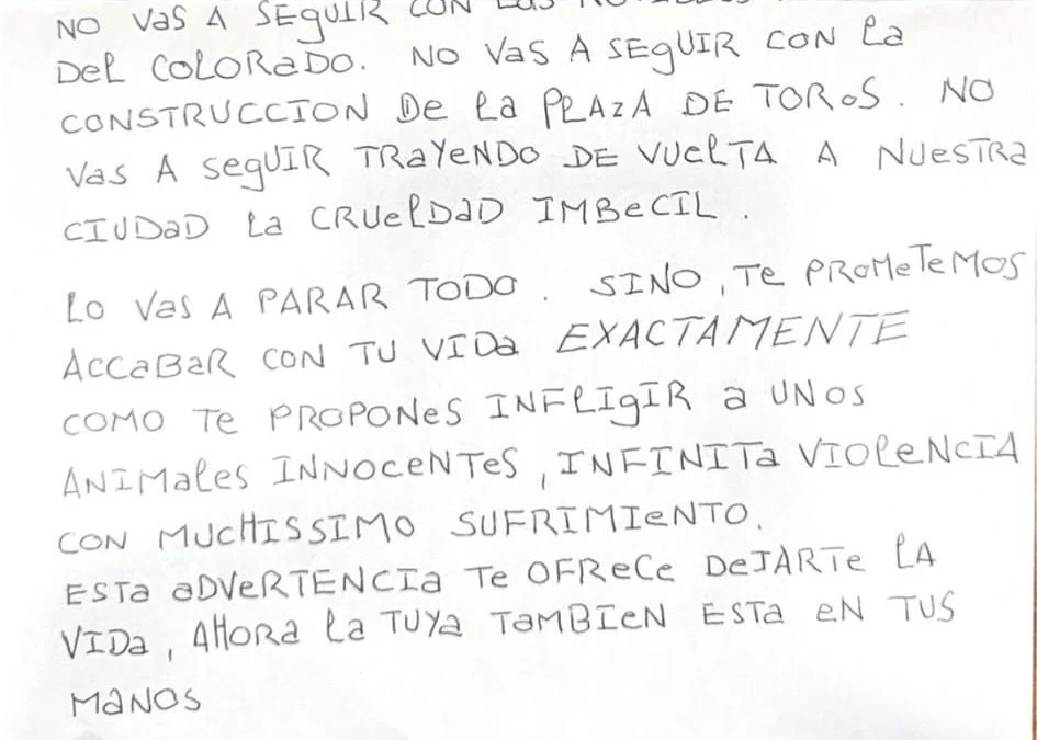 La alcaldesa de Conil recibe amenazas de muerte por organizar una novillada en la feria de El Colorado