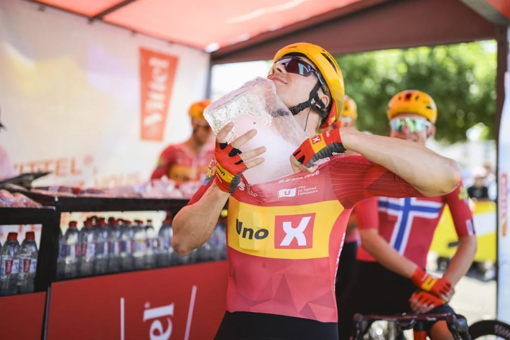Cómo "sobrevivir" a las olas de calor extremo en el Tour: camas que enfrían, urinarios inteligentes, enjuague bucal y "la utopía de adelantar las etapas"