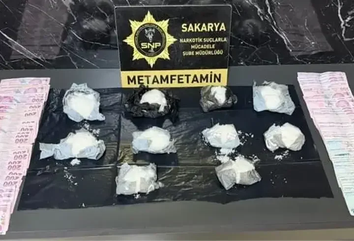 Sakarya'da 1 kilo metamfetamin ele geçirildi; 3 gözaltı
