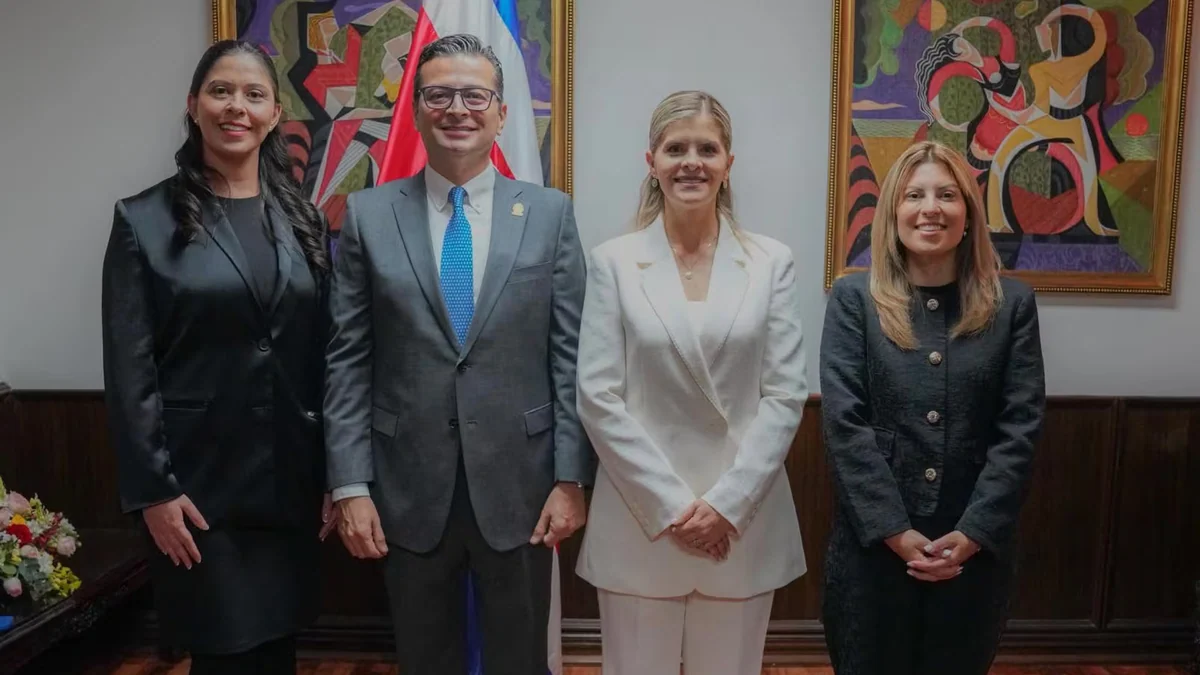 Roy Thompson renuncia como ministro de Trabajo y se convierte en la primera baja del gabinete de Laura Fernández