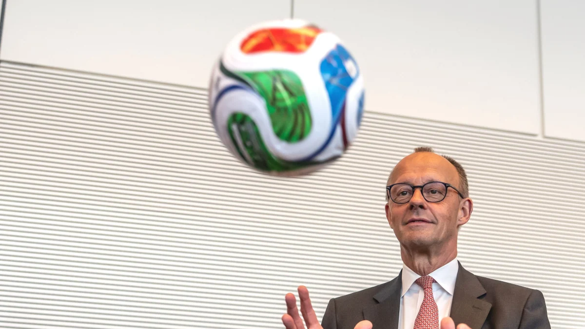 Kanzler und Fussball: Friedrich Merz und das peinlichste Eigentor der WM
