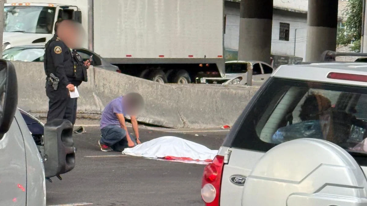 Hombre muere atropellado por camión de carga frente al metro Ricardo Flores Magón: detienen al conductor