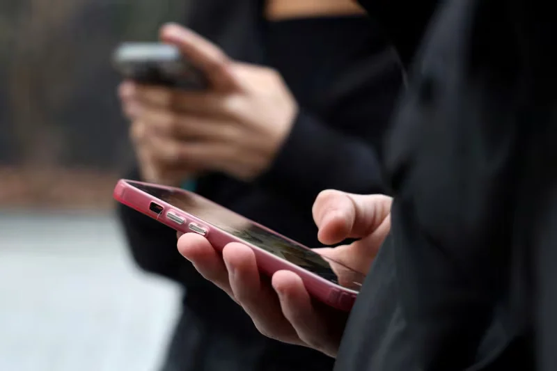 Es oficial: Francia prohíbe redes sociales a menores de 15 años