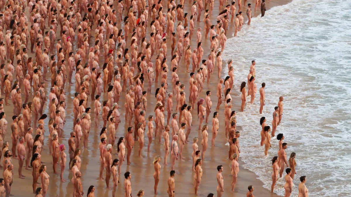 Spencer Tunick lleva sus desnudos colectivos a Canarias: “Hay demasiado odio hacia la gente de mente abierta”