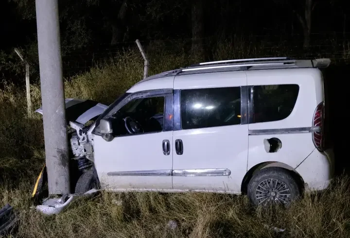 Aydınlatma direğine çarpan otomobilin alkollü sürücüsü yaralandı