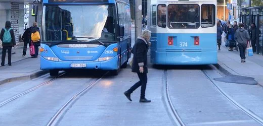 Göteborg: Selbstfahrender Bus kollidiert mit Straßenbahn - am ersten Einsatztag