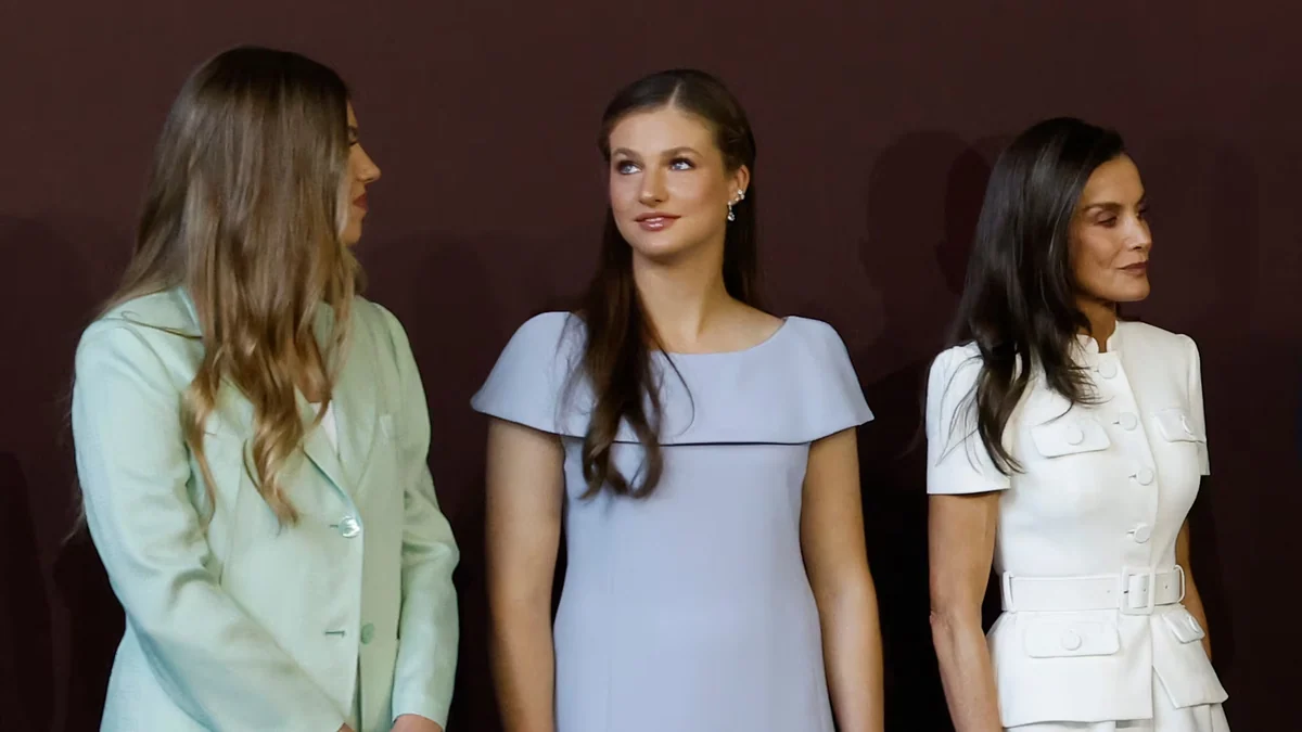 La princesa Leonor opta por un look moderno y juvenil para recibir a León XIV en Cibeles: cuello de barco y maquillaje recargado
