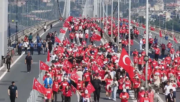 15 Temmuz’un 10. yılında İstanbul'dan dünyaya mesaj! Dikkat çeken görüntüler: Binlerce vatandaş yürüdü