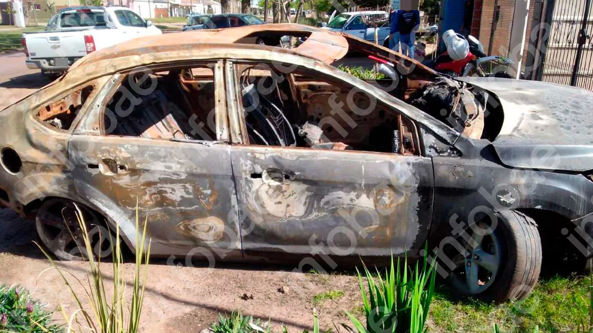 Demandó al seguro por el incendio de su auto, pero la Justicia comprobó que el vehículo ya estaba destruido por un vuelco previo