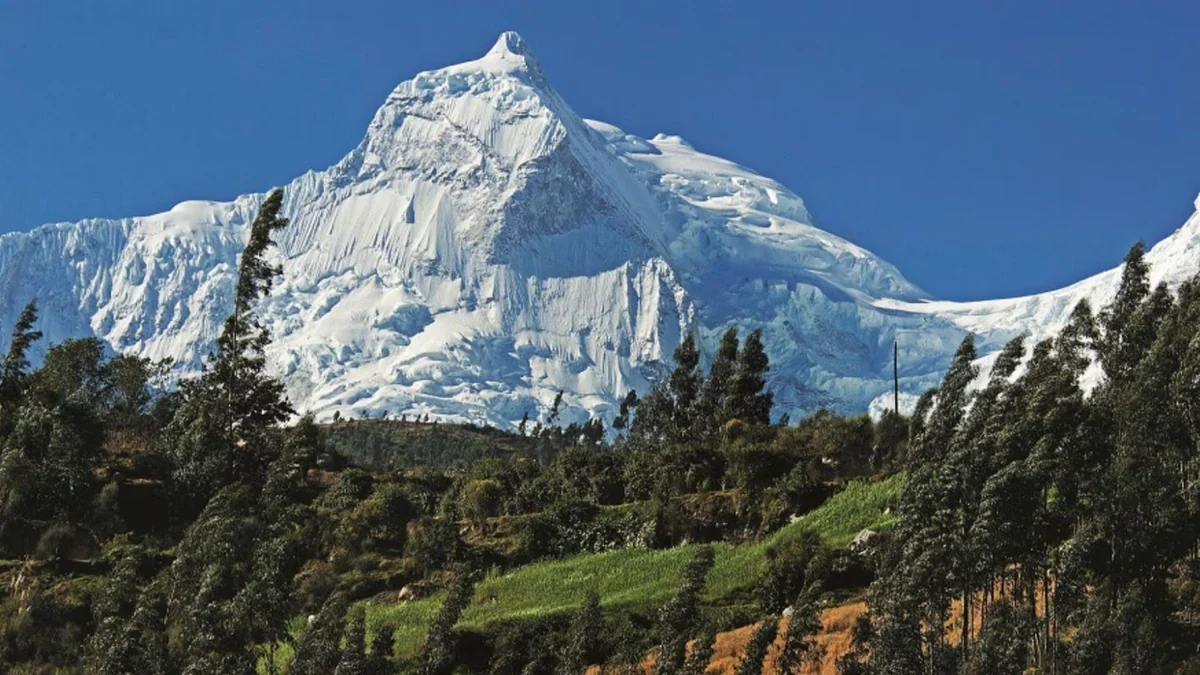 Tres andinistas peruanos desaparecen durante expedición en el nevado Huascarán
