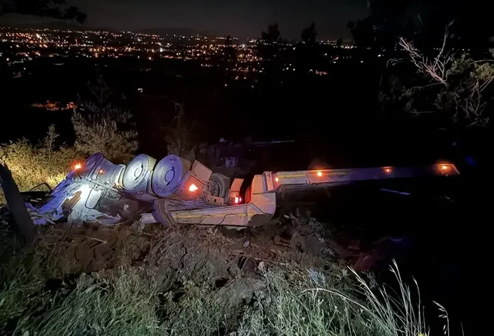 Heyelandan ulaşıma kapanan yolu açan iş makinesi uçuruma devrildi: 1 yaralı
