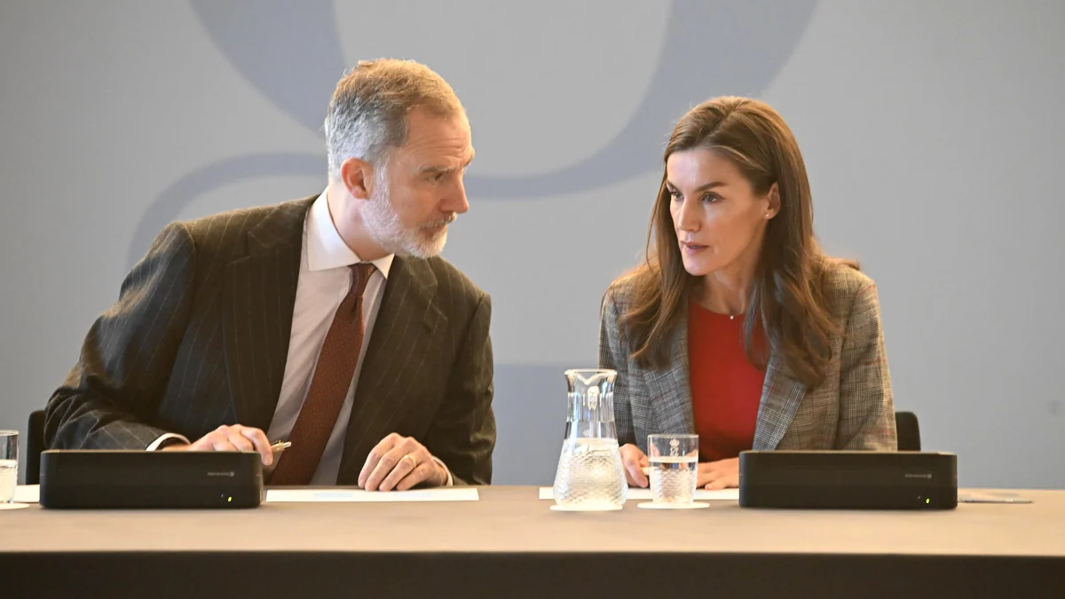 La rutina del rey Felipe y la reina Letizia para informarse cada mañana: el servicio de más de 120.000 euros que les lleva la prensa diaria antes de las 7:30