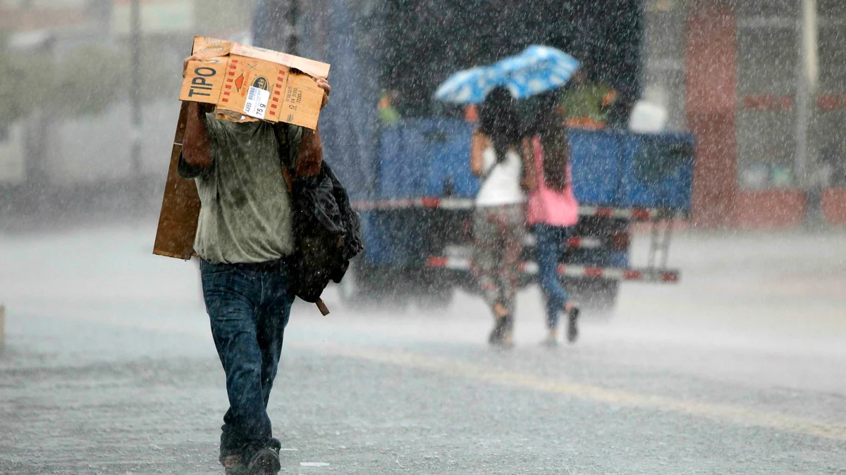 Onda tropical llegará este martes a Costa Rica tras una jornada de intensas lluvias que ya provocó inundaciones, evacuaciones y cierres de rutas