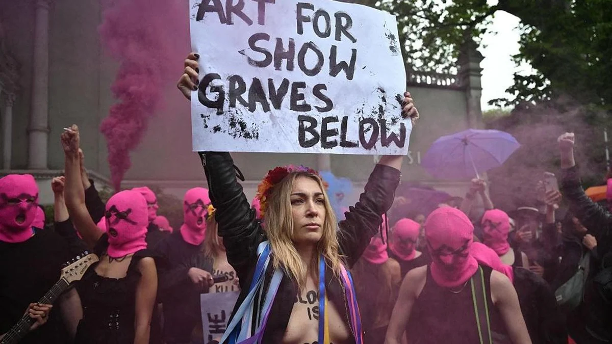 Biennale, Giuli su Buttafuoco: “Inopportuno citare Mattarella”. Nuovo blitz della Pussy Riot