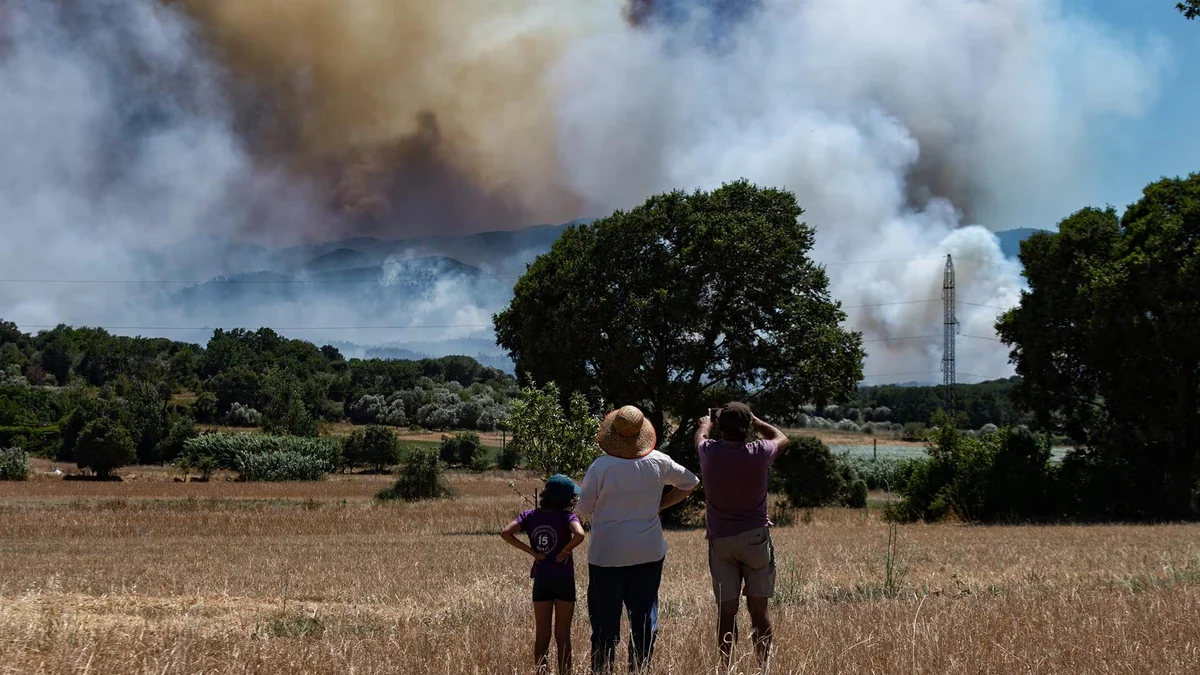 La evolución del incendio y las condiciones meteorológicas permiten reducir los efectivos en la Bisbal (Girona)