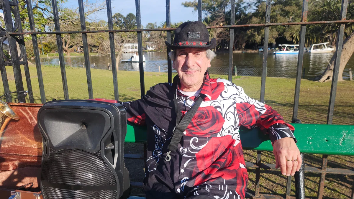 Trabajó 38 años como chofer de ambulancias, se jubiló y ahora toca el saxo en los lagos de Palermo: “La gente es muy generosa conmigo”