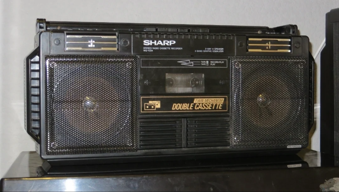 Sharp WQ-T234: переносная магнитола из 1987 года