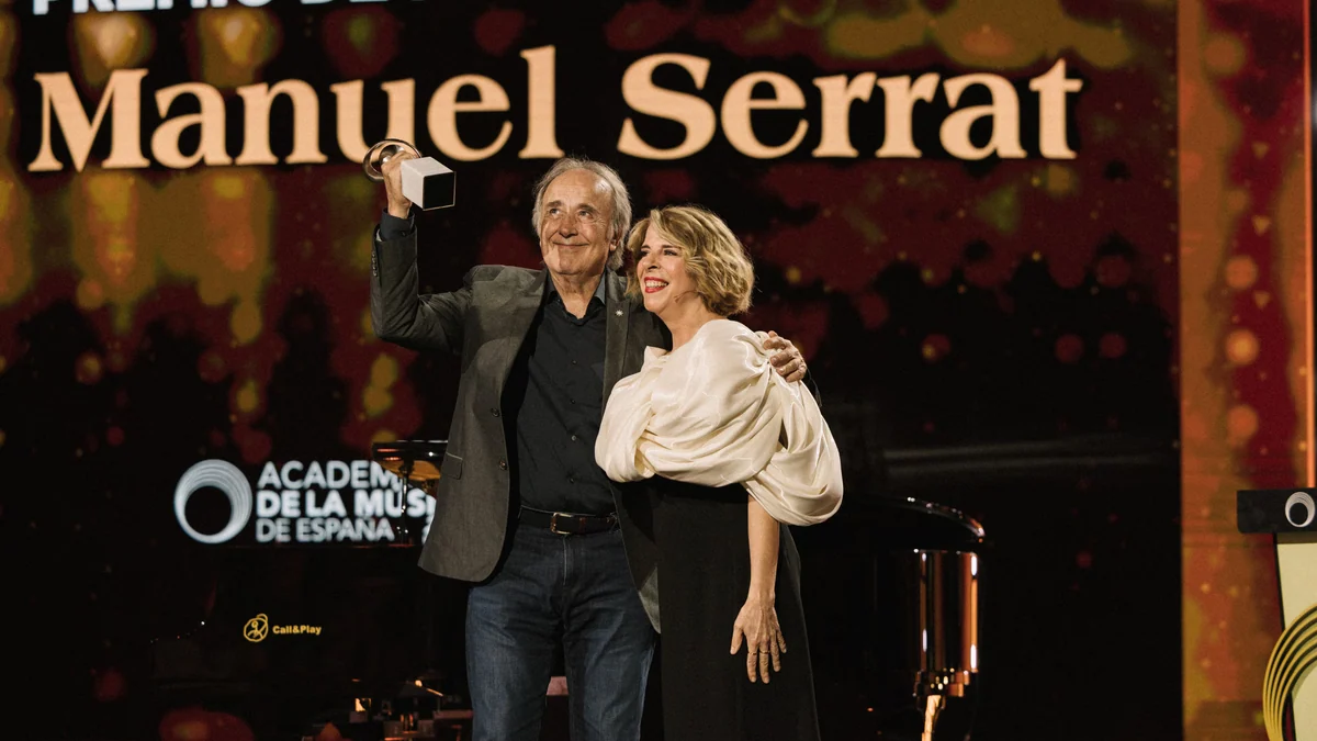 Rosalía arrasa en los premios de la Música, no se presenta a la gala, pero todo se compensa con la inmensa sabiduría de Serrat