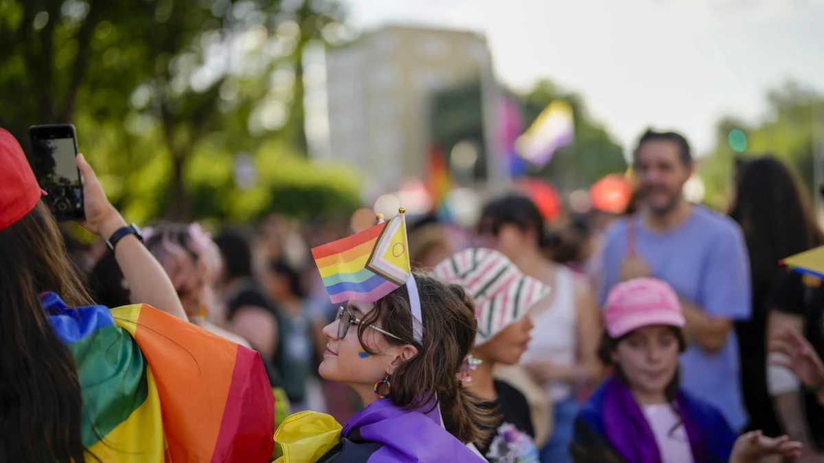 El Orgullo Crítico recorre Madrid con consignas en apoyo a Palestina y al grito de "Todas las desviadas a las barricadas"