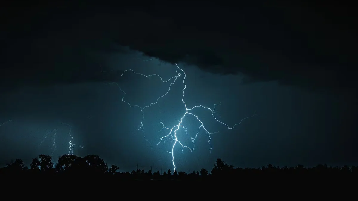 Jugaba en la computadora cuando un rayo impactó en su casa y recibió una descarga eléctrica