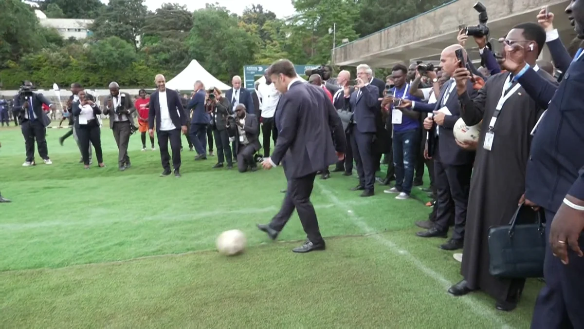 Emmanuel Macron échange quelques passes de football avec les présidents sénégalais et kényan