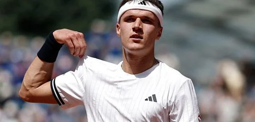 French Open: Jakub Mensik bricht nach Marathon-Match erschöpft zusammen