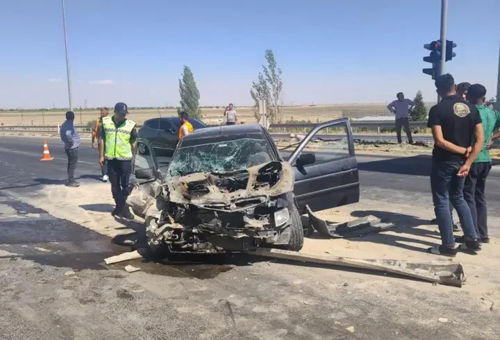 Otomobil, kırmızı ışıkta bekleyen kamyonete çarptı: 3 yaralı