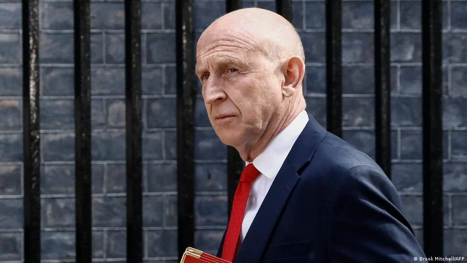 İngiltere Savunma Bakanı John Healey istifa etti