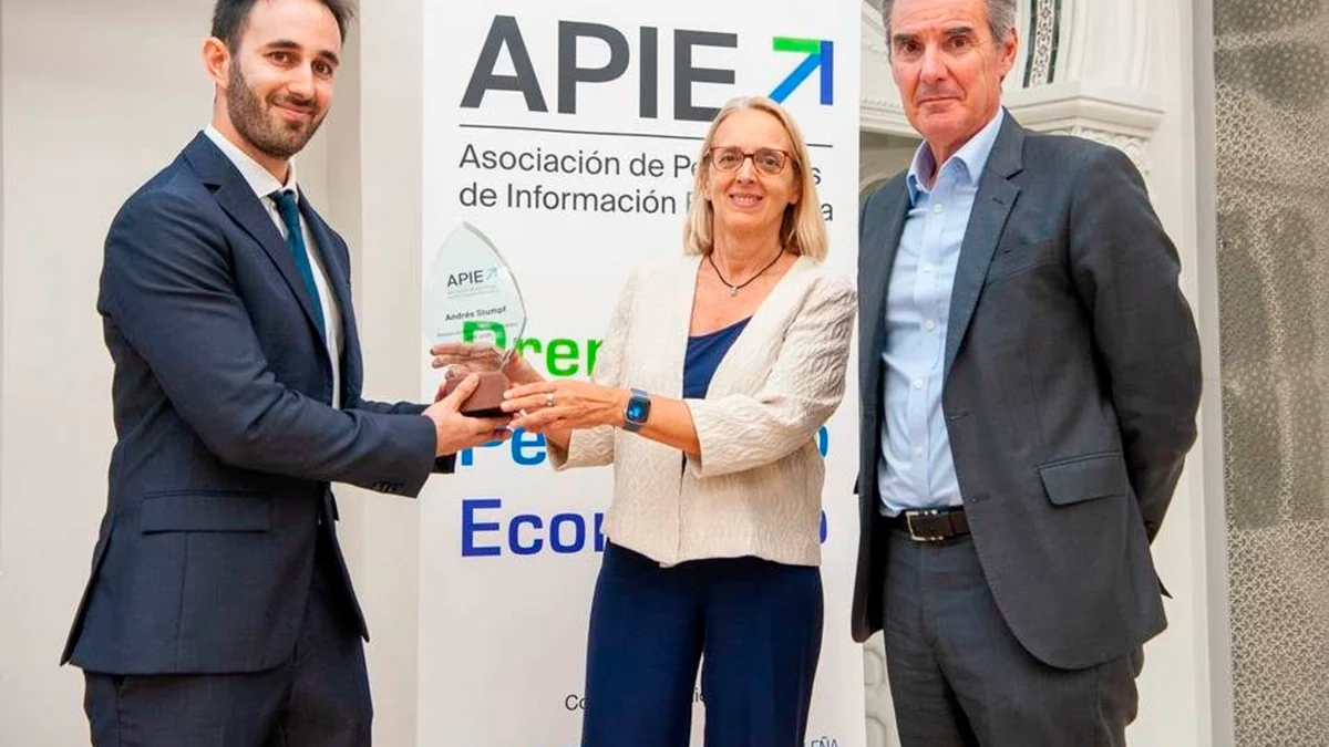 Andrés Stumpf recibe el premio de la APIE al mejor periodista joven
