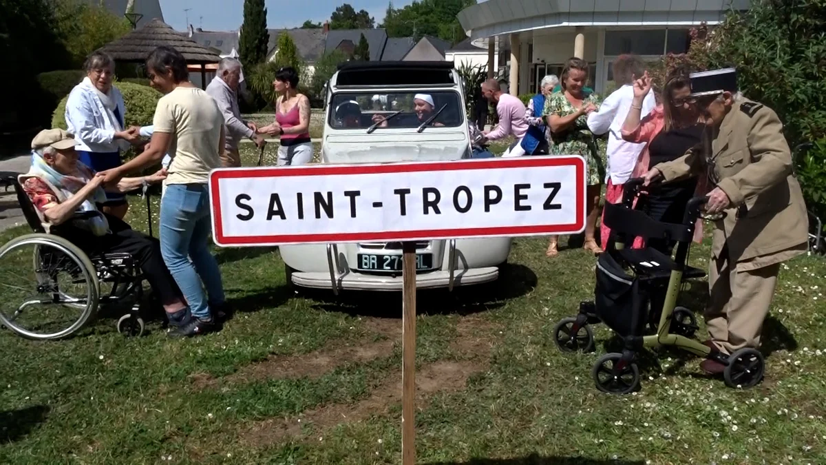 Déguisés en « gendarmes de Saint-Tropez », des résidents d’Ehpad font le buzz