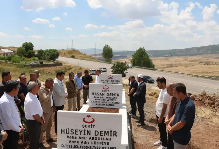 34 yıl sonra döndükleri köyde şehitlerini andılar