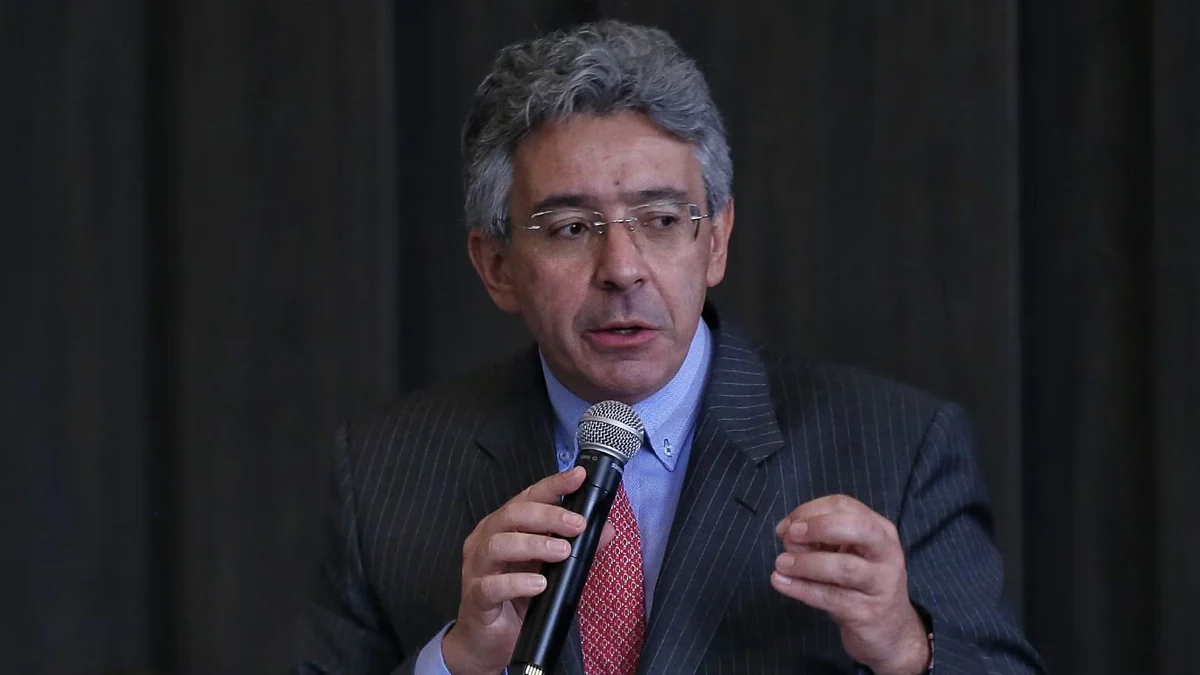 Enrique Gómez pidió investigaciones tras suspenderse la migración tecnológica en Colpensiones: “Los de Petro siguen es robando”