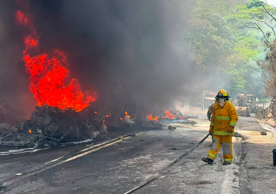 Así fue el incendio de una pipa con combustible en la autopista Puente de Ixtla-Iguala: el fuego alcanzó dos vehículos particulares