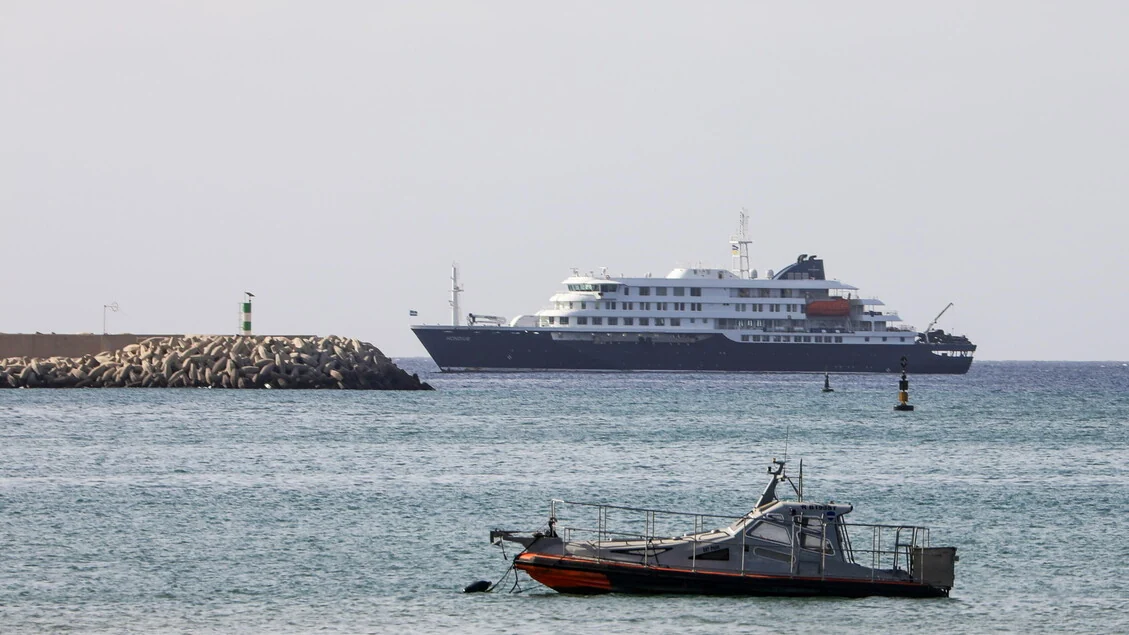Hantavirus, la nave Hondius entrata nel porto di Granadilla a Tenerife