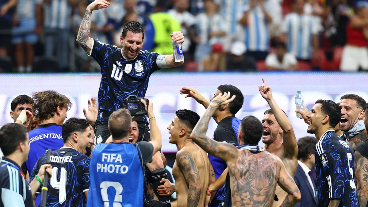 Entre la autoridad de Passarella y el carisma de Maradona: así se rindió un vestuario joven a la influencia de Messi