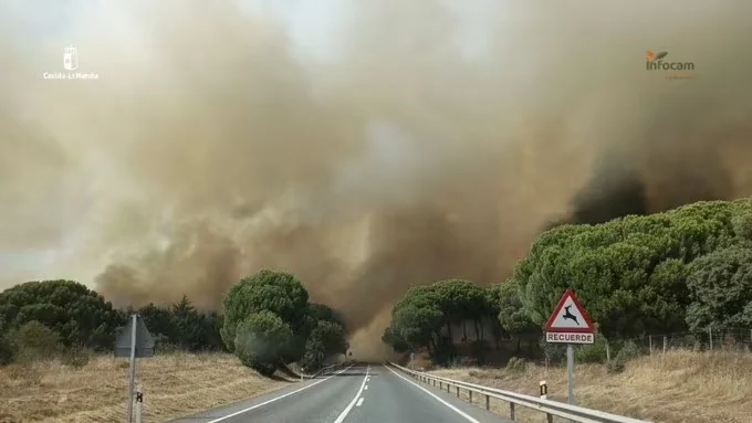 El incendio forestal de Almorox (Toledo) obliga a evacuar una urbanización en Madrid y activa el nivel 2 del plan de emergencias