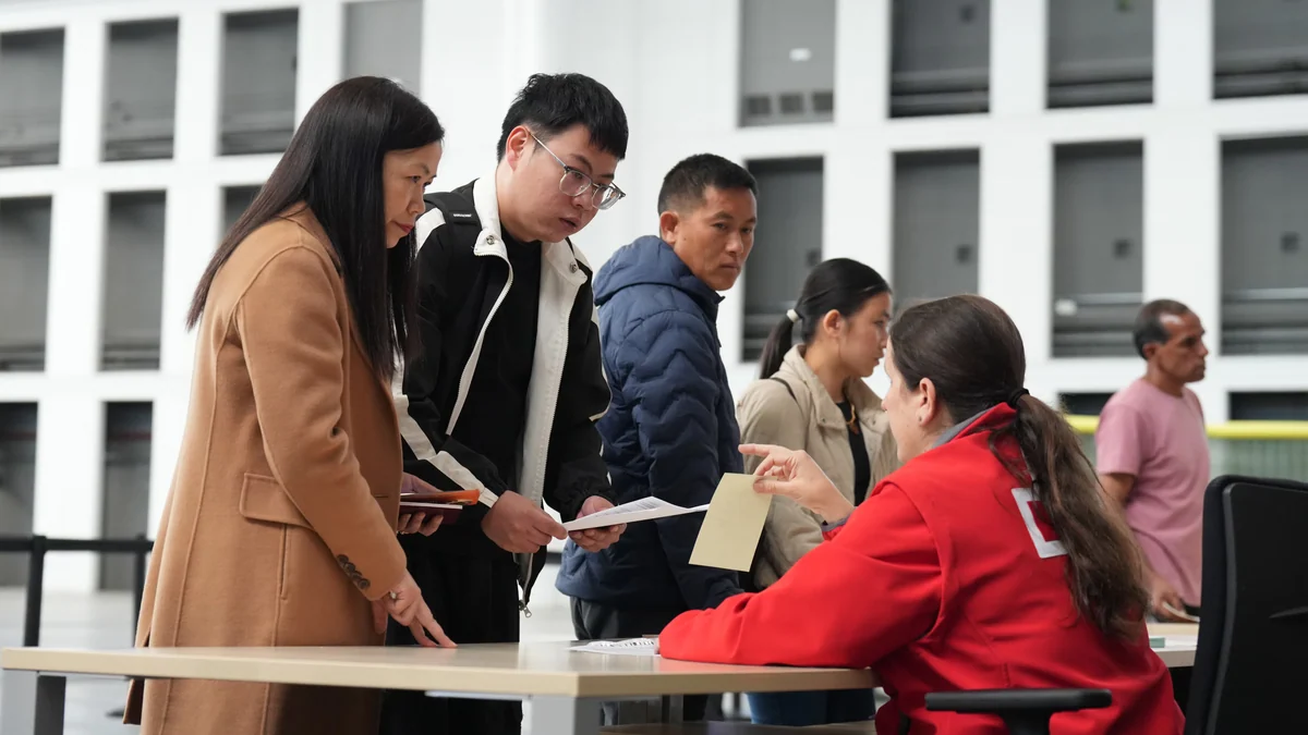 Casi 160.000 extranjeros ya cotizan tras la regularización: hostelería, comercio y construcción concentran las altas en la Seguridad Social