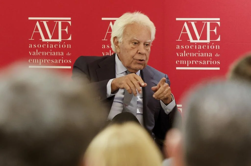 Felipe González reclama a Sánchez un adelanto electoral tras la imputación de Zapatero: "Debería haber este año"