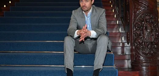 Tom Schilling hält sein jugendliches Aussehen auch für einen Fluch