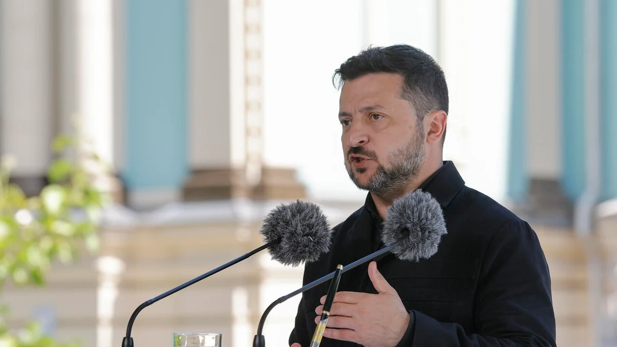 Zelensky: 'Mosca continua gli attacchi, accelerare le consegne per la difesa aerea'