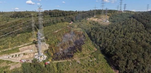 Iserlohn im Sauerland: Feuerwehr rettet Leitungsmonteure vor Waldbrand