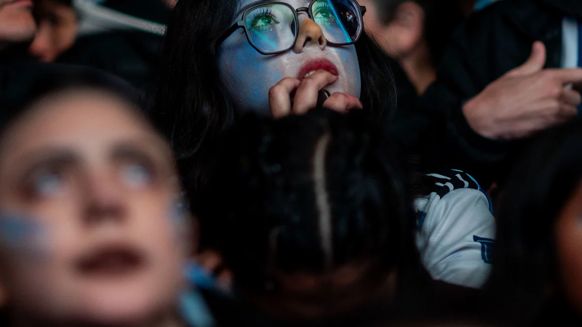 La dura digestión de la derrota en Argentina: estupor en la afición y desbandada de futbolistas