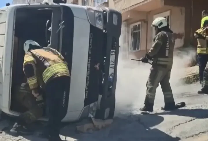 Sultangazi'de rampada kayan kamyonet, park halindeki otomobilin üzerine devrildi