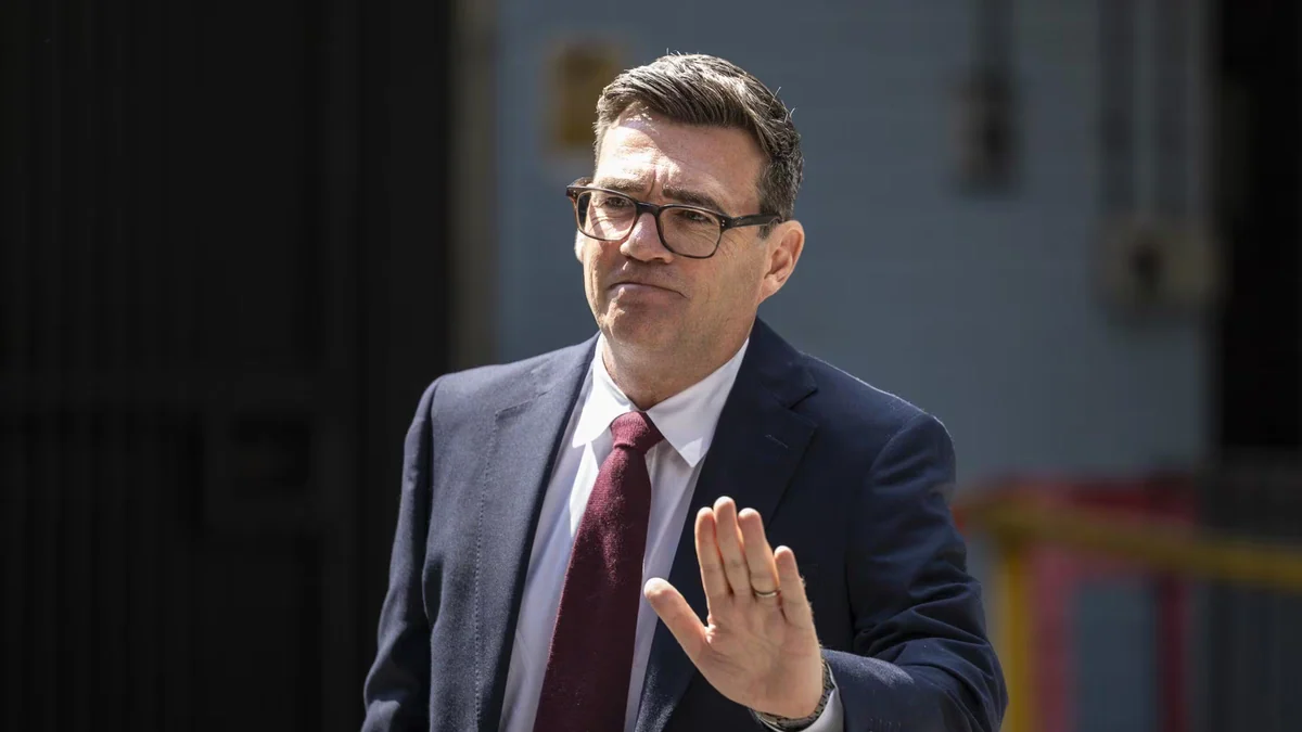 Burnham promete gobernar "de manera diferente" y señala "medidas pronto" para ayudar con el coste de la vida