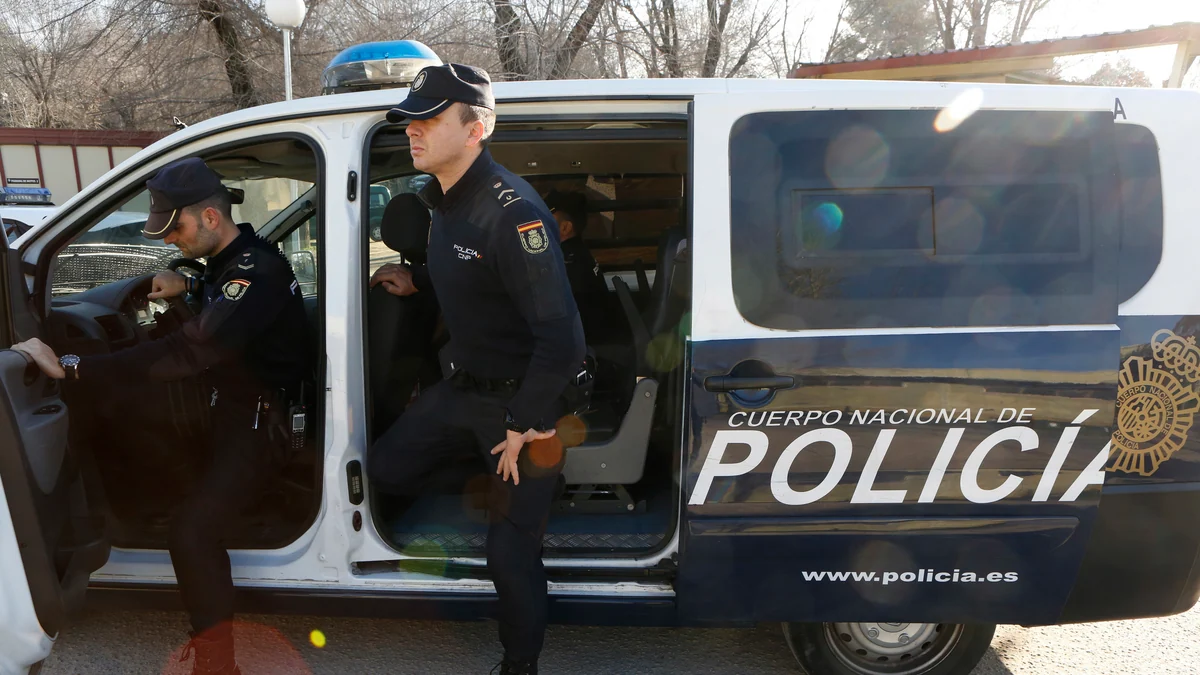Detenido tras atrincherarse en su piso de Madrid, agredir a una mujer y lanzar una granada de mano a la Policía desde un séptimo piso