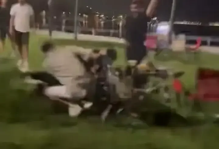 Kadıköy’de sopalı yumruklu kavga kamerada