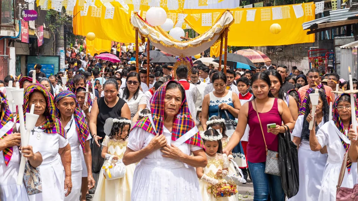 En fotos: La participación de familias marcó las celebraciones de Corpus Christi en El Salvador