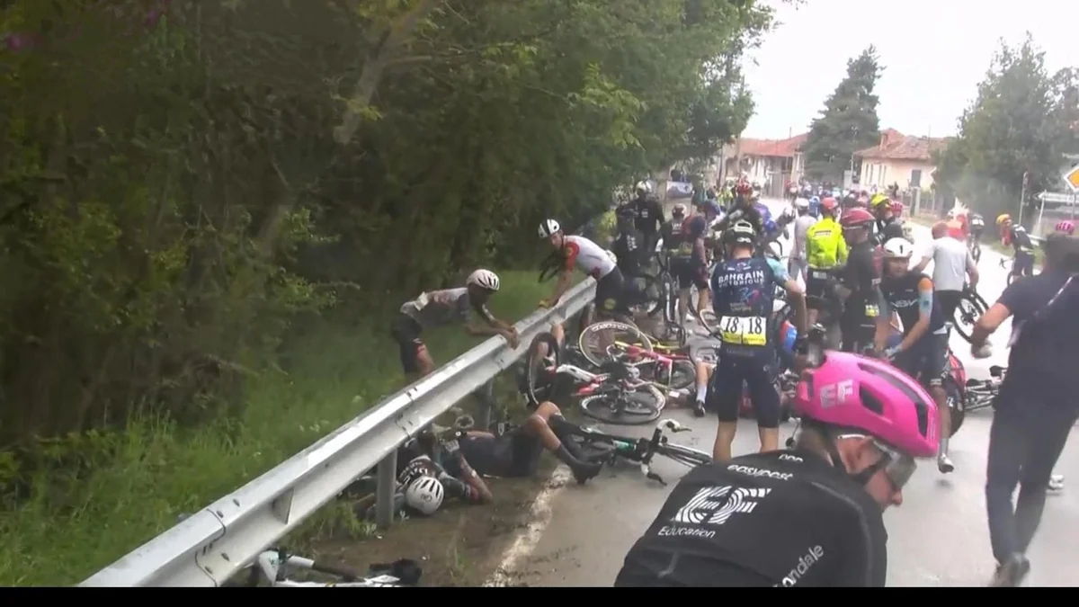 Terribile caduta al Giro: a 22 km dall’arrivo vanno giù 30 corridori, tappa neutralizzata
