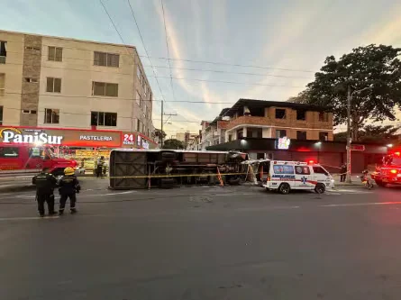 Se volcó un bus escolar en el sur de Cali y el conductor quedó atrapado