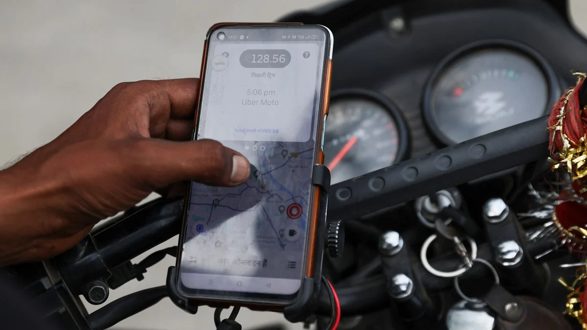 Otro violento robo a un conductor de aplicación en La Plata: lo golpearon y se llevaron su moto